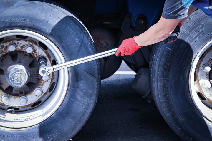Actual product image BGS Torque Wrench 25 mm (1") 140 - 980 Nm (1", 140 Nm, 980 Nm)