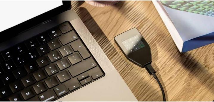 Produktbild Trezor Safe 5 - Black Graphite (Litecoin, Bitcoin, Cardano, Weitere, Dogecoin, Ethereum Classic, Bitcoin Cash, Stellar)