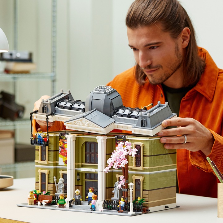 Actual product image LEGO Natural History Museum (10326, LEGO Icons)