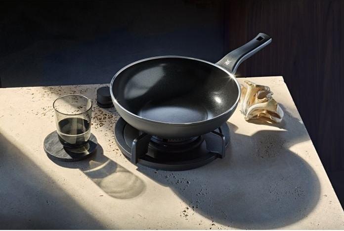 Produktbild WMF Wokpfanne CeraDur PLUS Schwarz (28 cm, Wok Pfanne, Aluminiumguss)