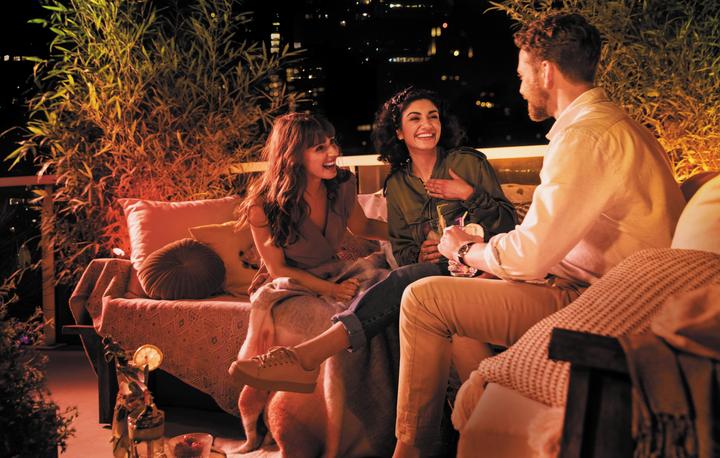Immagine prodotto Philips Hue Outdoor Lightstrip BT (RGBW, 200 cm, Esterno)