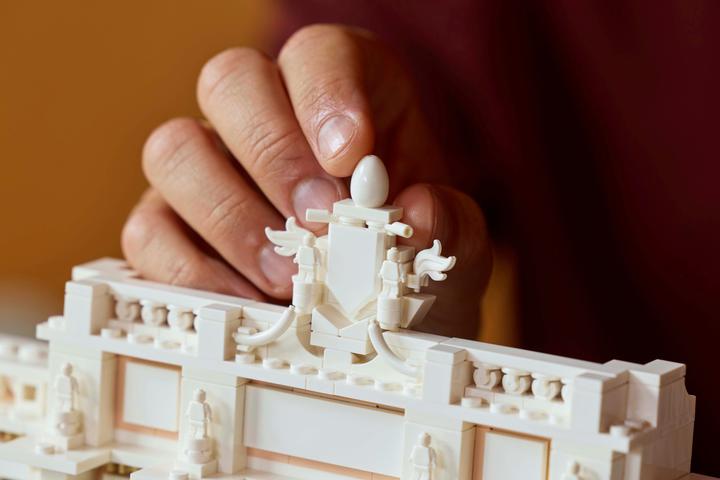 Actual product image LEGO Trevi Fountain (21062, LEGO Architecture)