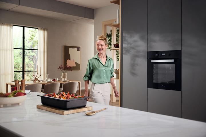Produktbild Miele Einbau-Backofen H 2455 BP Obsidianschwarz