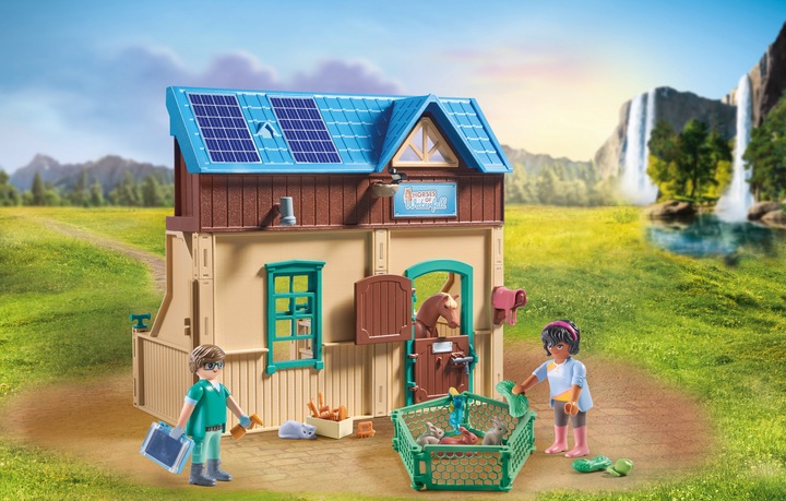 Actual product image Playmobil Amelia & Whisper with horse box (71353, Playmobil Horses of Waterfall)