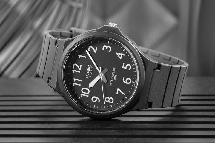 Produktbild Casio MW-240-1B (Analoguhr, 43 mm)