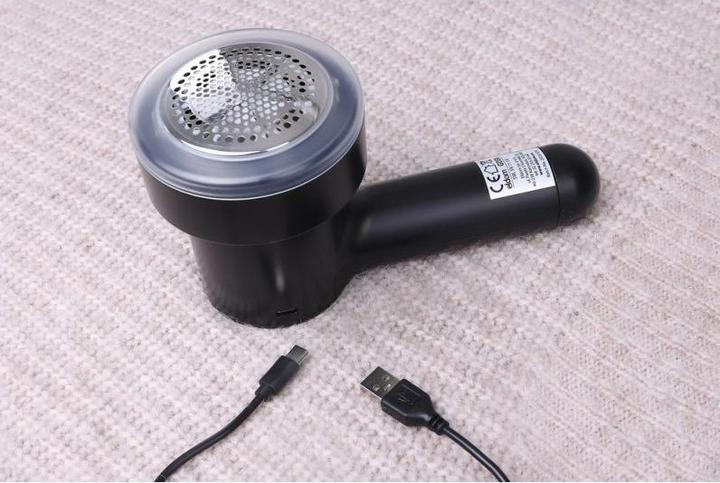 Actual product image Eldom TORI rechargeable and mains-powered clothes shaver