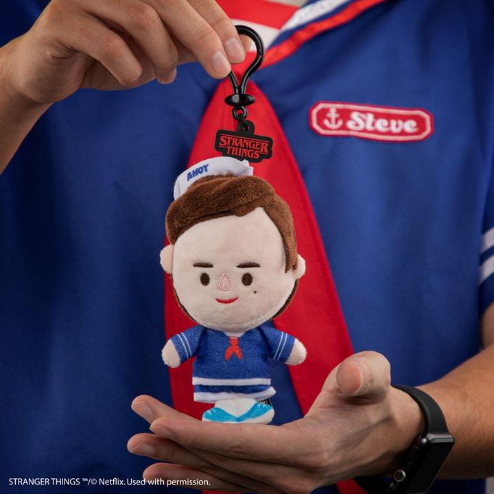 Productafbeelding Cinereplicas Stranger Things: Steve Scoops Ahoy Plush Keychain