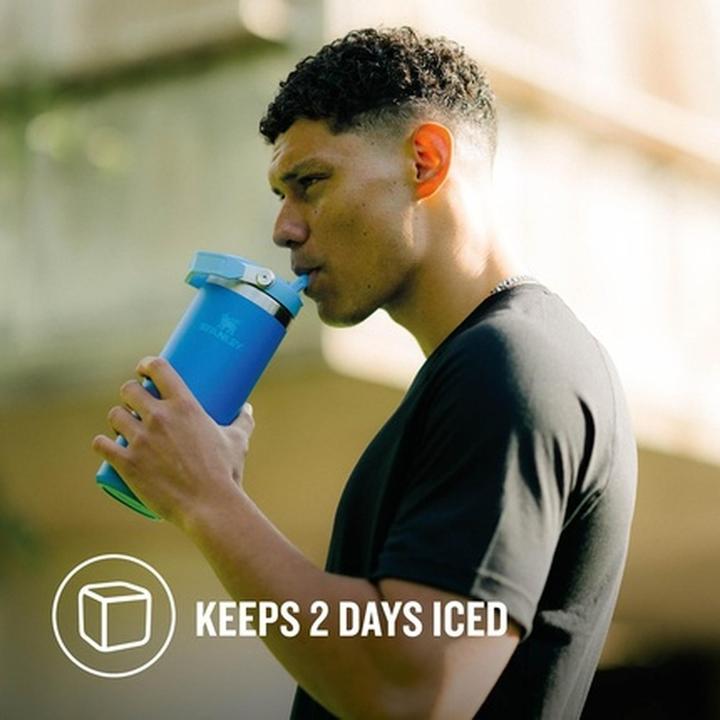 Actual product image Stanley 1913 The IceFlow Flip Straw Tumbler thermos bottle, blue, 890 ml (0.89 l)