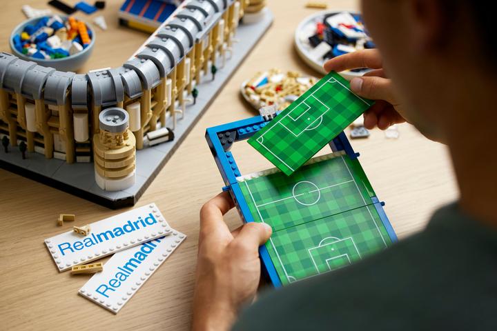 Produktbild LEGO Real Madrid - Santiago Bernabéu Stadion (10299, LEGO Icons, LEGO Seltene Sets)