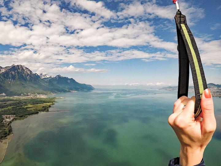 Image du produit Smartbox Vol au-dessus du lac Léman en parapente biplace durant 20 minutes (1 pers.)