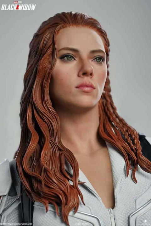 Actual product image Queen Studios Black Widow "Black Widow - Snow Suit Edition" 1/4 Statue