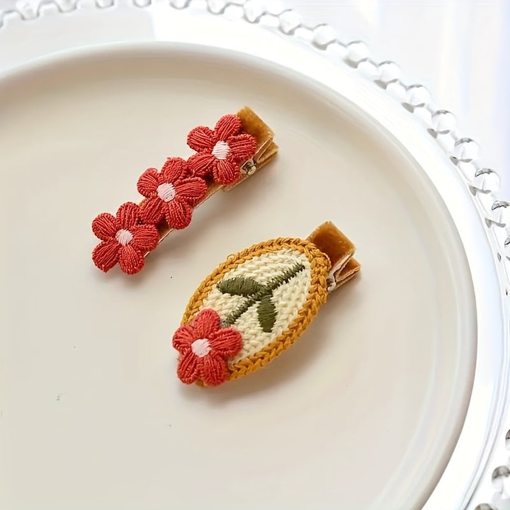 Activity Board Gestrickte rote Blume Haarspange