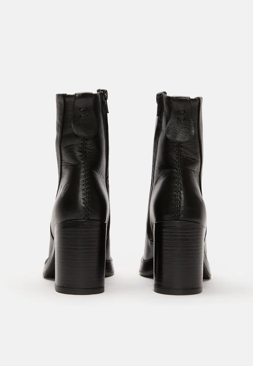 Actual product image Felmini VALERIA D574, the heeled boot from, is made from black leather and offers an elegant look. (37)
