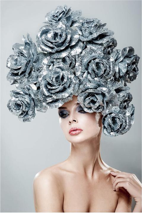 Produktbild Schubiger Schönheit mit Silber Rosenperücke (80 x 120 cm)