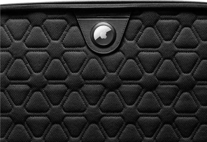 Actual product image Spigen Rugged Armor Pouch Pro (14", Apple)