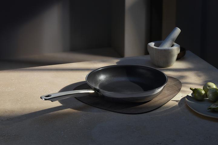 Actual product image WMF Profi Resist handle pan 24cm (1756246411), stainless steel, non-stick coating - PTFE (24 cm, Frying pan, Stainless steel)