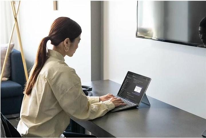 Actual product image Microsoft Surface Pro 13-inch Keyboard with pen storage for business (CH, Docking)