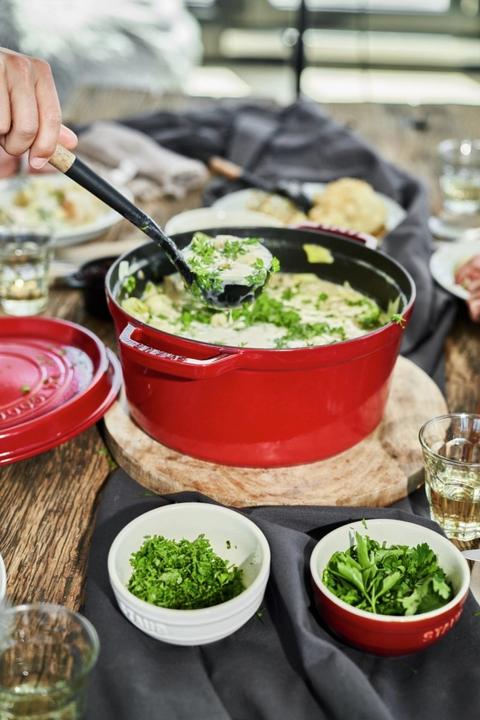 Actual product image Staub Cocotte 30cm, rund, Kirsch-Rot, Gusseisen 8.35l (30 cm, Casserole + Stewpot, Cast iron)