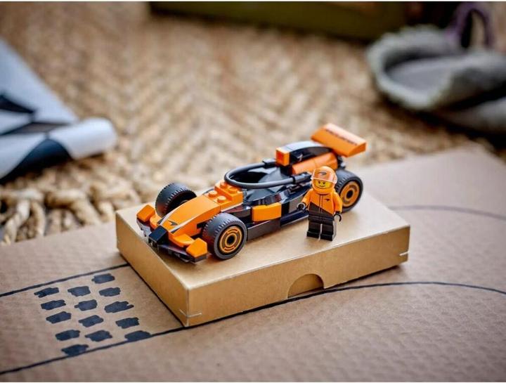 Actual product image LEGO F1 Rennfahrer mit McLaren Rennauto (60442, LEGO City)