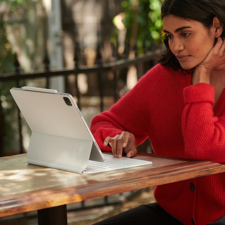 Produktbild Apple Magic Keyboard (CH, iPad Pro 12.9 2020 (4. Gen), iPad Pro 12.9 2022 (6. Gen), iPad Pro 12.9 2021 (5. Gen), iPad Air 13 2024 (M2), iPad Pro 12.9 2018 (3. Gen))