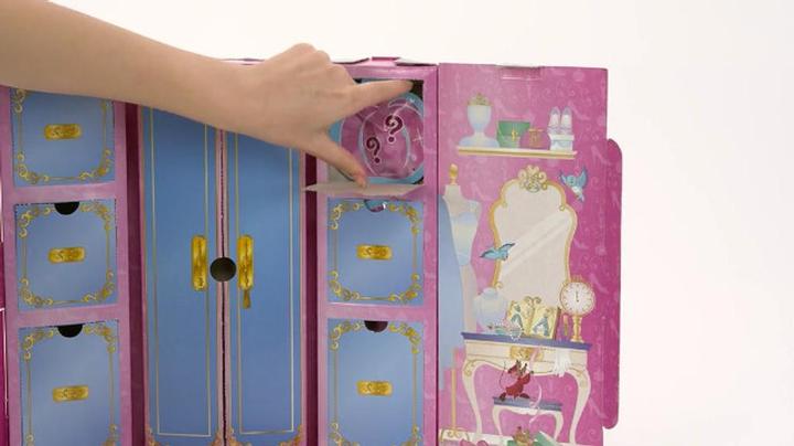 Actual product image Hasbro ROYAL FASHION REVEAL™ Cinderella Doll