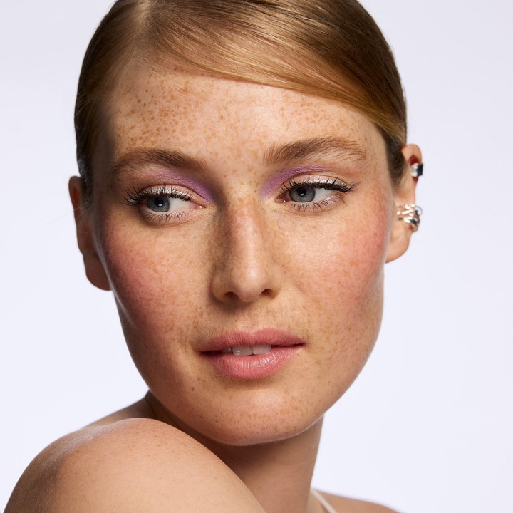Actual product image Catrice Aloe Vera Eyeshadow Stick (070 Satin Lilac)