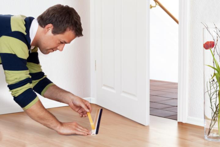 Produktbild tesa tesamoll Türdichtschiene für Teppich, selbstklebend