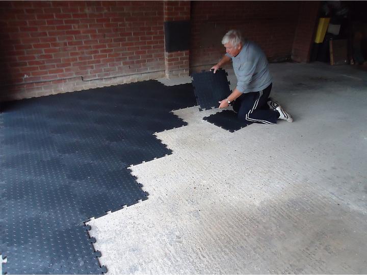 Produktbild Certeo PVC Garagenboden | HxBxT 12 x 470 x 470 mm | Genoppt | Schwarz | VE 10 |