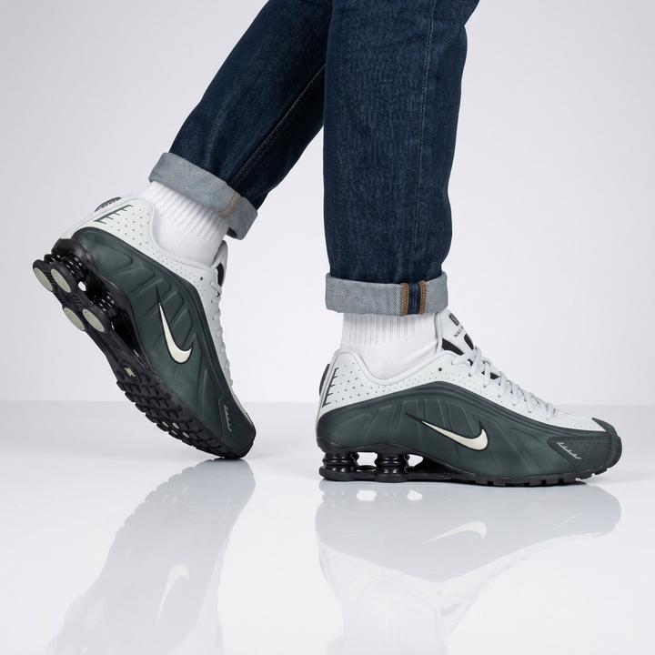 Actual product image Nike Shox R4 (46)