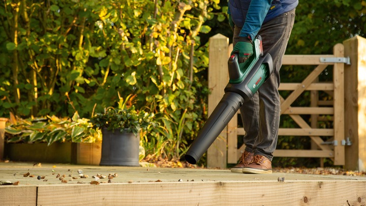 Productafbeelding Bosch Home & Garden Geavanceerde bladblazer 36V-750 2.0Ah ( Inclusief batterij en oplader ) (Oplaadbare batterij, Bladblazer)