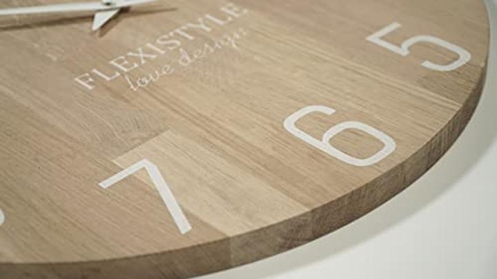 Image du produit Flexistyle Horloge mural en chêne silencieux, design moderne pour salon (50 cm)