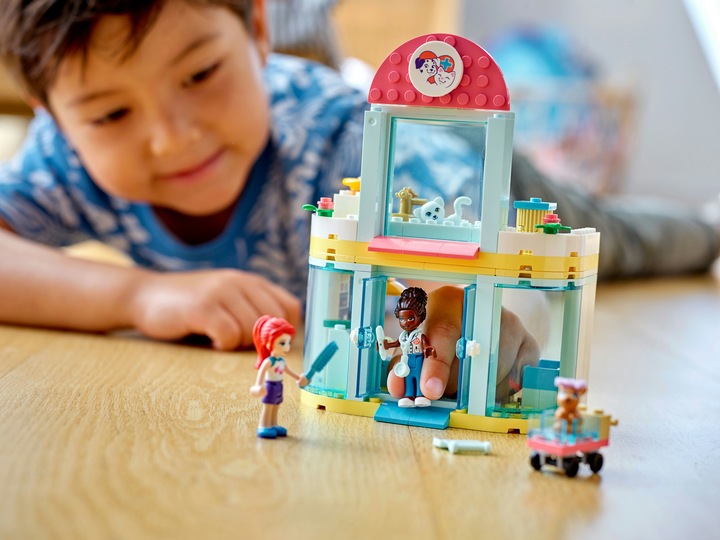 Actual product image LEGO Veterinary clinic (41695, LEGO Friends)