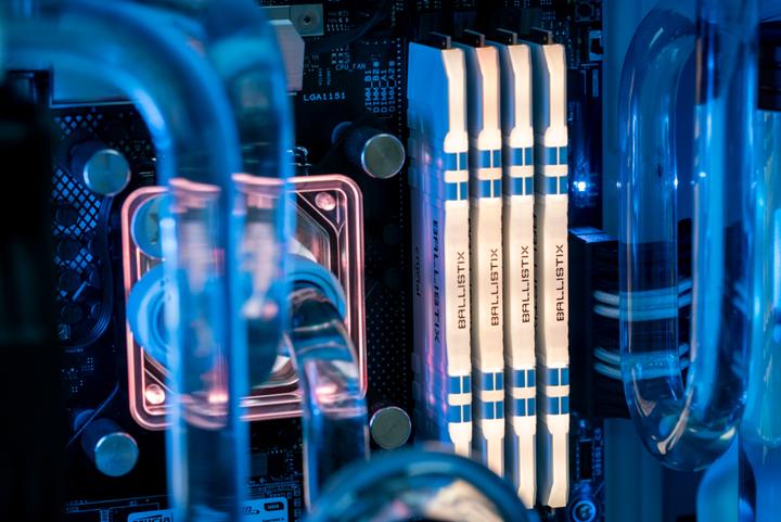 Immagine prodotto Crucial Ballistix RGB (2 x 16GB, 3200 MHz, DDR4-RAM, DIMM)