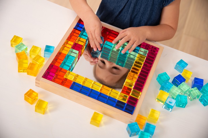 Produktbild TickiT Set mit 100 farbigen und Transparente Acryl-Würfel und einem Spiegelkasten aus Holz