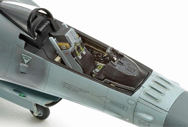 Actual product image Tamiya F-16CJ Fighting Falcon