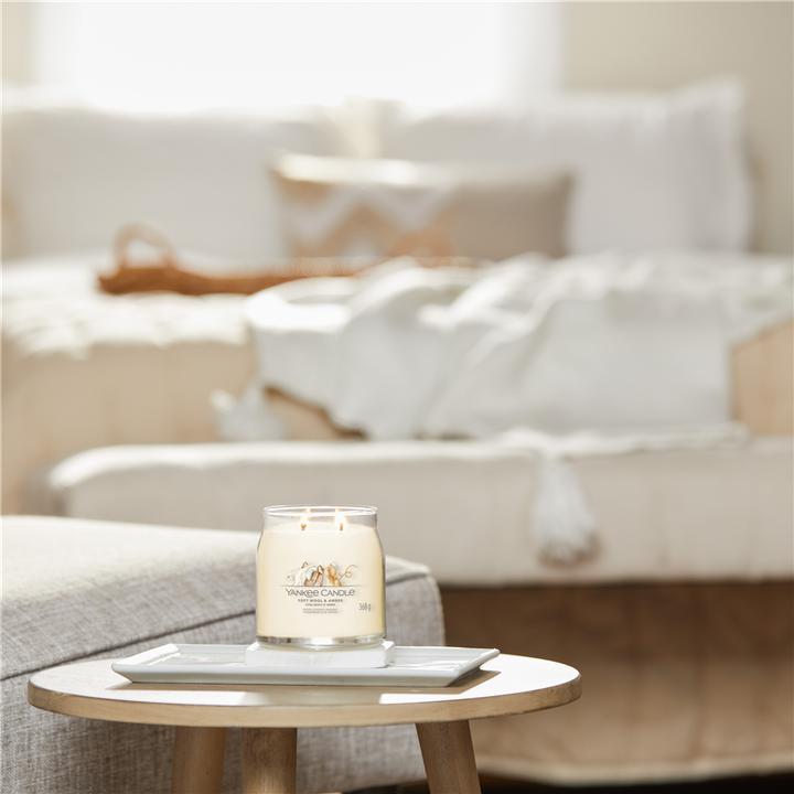 Actual product image Yankee Candle Duftkerze Soft Wool & Amber Signature Medium Jar