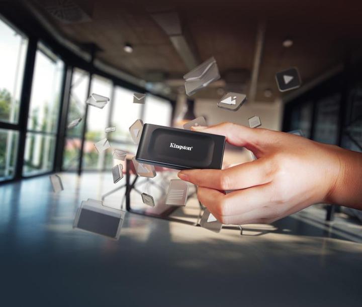 Actual product image Kingston XS1000 (2 TB)