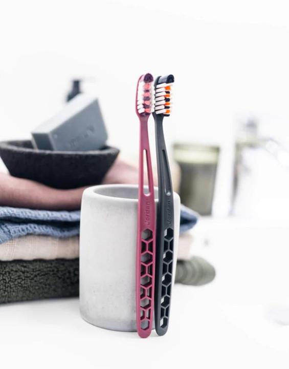 Actual product image Jordan Ultralite Medium Toothbrush (Medium, 1x)