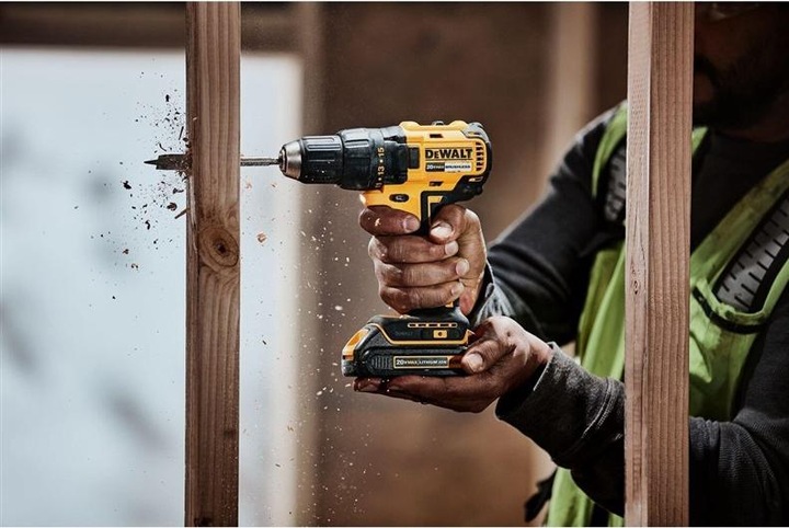 Actual product image DeWalt Cordless drill Dcd777m2t-Qw (Rechargeable battery operated)