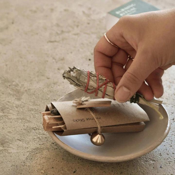 Actual product image Cedar and Myrrh Räucher Set Burning Ritual Kit