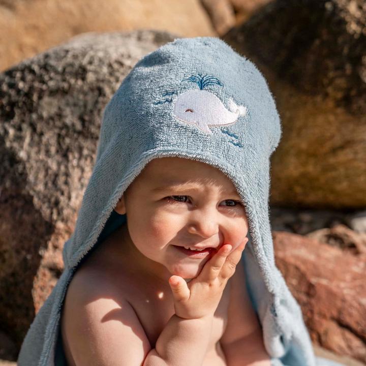 Actual product image Filibabba Broderet badehåndklaede m. haette GOTS – Christian's Whale Tales (140 x 85 cm)