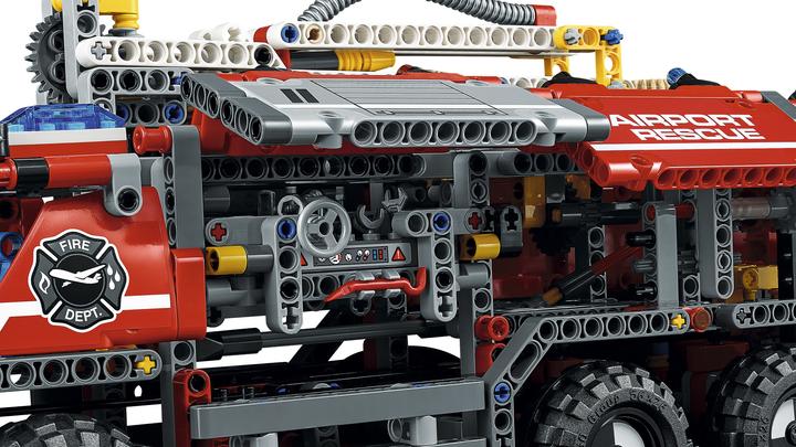 Actual product image LEGO Technic airport fire engine (42068, LEGO Technic)