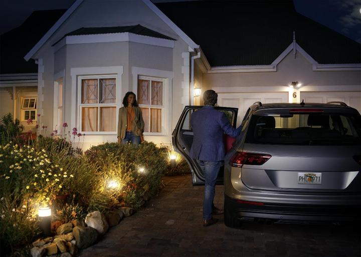 Produktbild Philips Hue Lucca Basis (806 lm, E27, IP44)