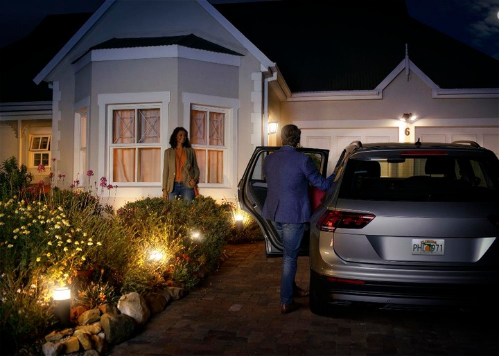 Actual product image Philips Hue Lucca Base (806 lm, E27, IP44)