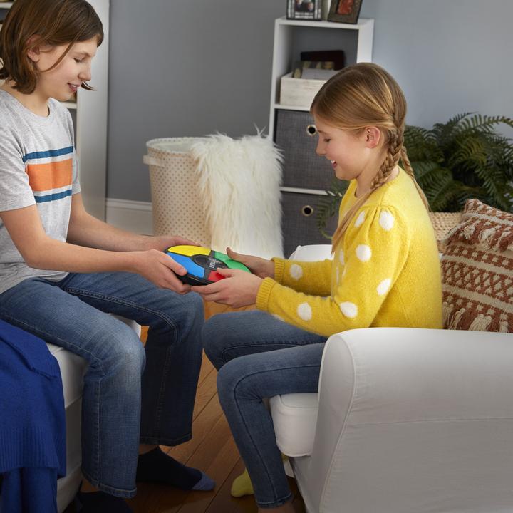 Immagine prodotto Hasbro Gaming Gioco di famiglia Simon (Ceco, Danese, Finlandese, Francese, Greco, Inglese, Italiano, Norvegese, Olandese, Polacco, Portoghese, Slovacco, Spagnolo, Svedese, Tedesco, Turco, Ungherese, 1 Giocatori)