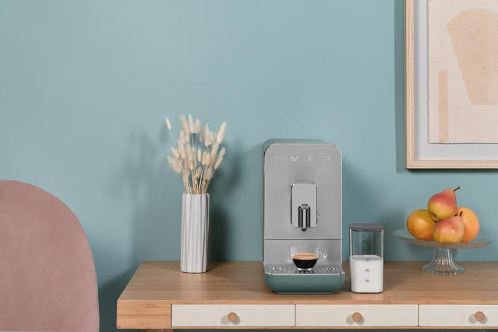 Image du produit Smeg BCC13EGMEU Machine à café espresso avec fonction lait Vert émeraude