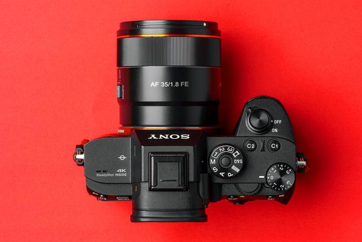 Actual product image Samyang AF 35mm f/1.8 FE (Sony E, full size, APS-C / DX)