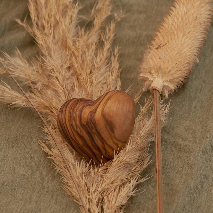 Actual product image Natura Punto Hand charm in the shape of a heart made of olive wood, 5 x 5 cm, handmade (5 x 5 cm)