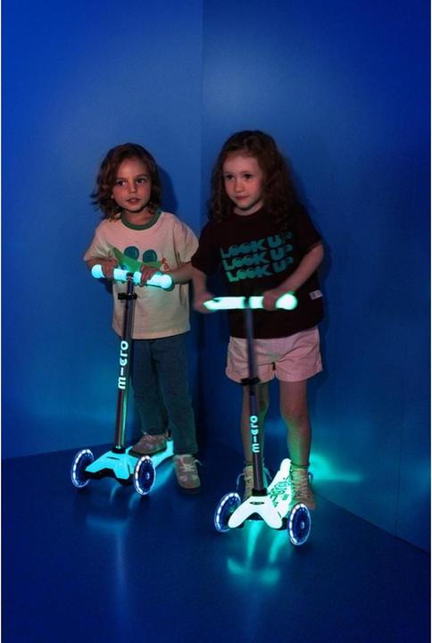 Actual product image Micro Scooter Mini Deluxe Glow LED Lime green