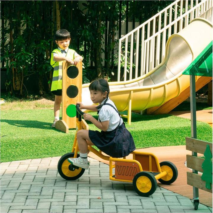 Actual product image Classic World Wooden traffic light